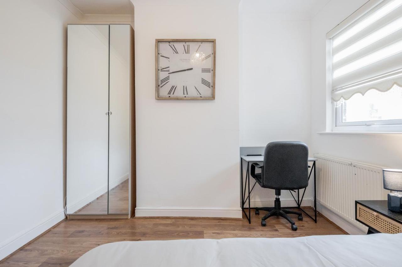 Entire Lovely Family Home With Parking, Wifi, Netflix, Self Check-In Londyn Zewnętrze zdjęcie