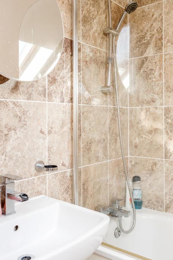 Entire Lovely Family Home With Parking, Wifi, Netflix, Self Check-In Londyn Zewnętrze zdjęcie