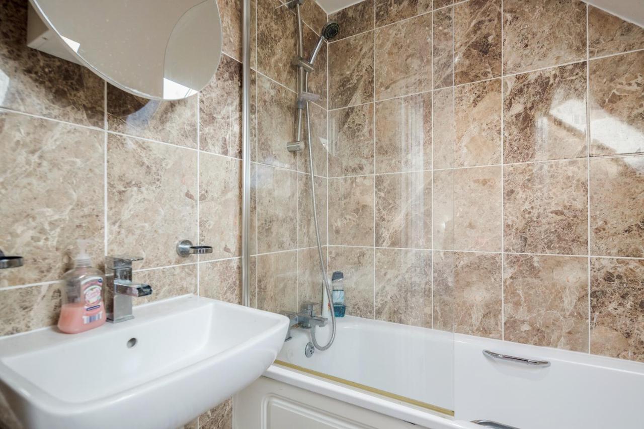 Entire Lovely Family Home With Parking, Wifi, Netflix, Self Check-In Londyn Zewnętrze zdjęcie