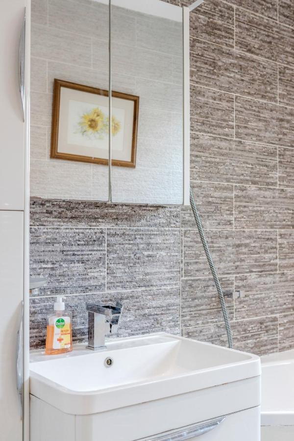 Entire Lovely Family Home With Parking, Wifi, Netflix, Self Check-In Londyn Zewnętrze zdjęcie
