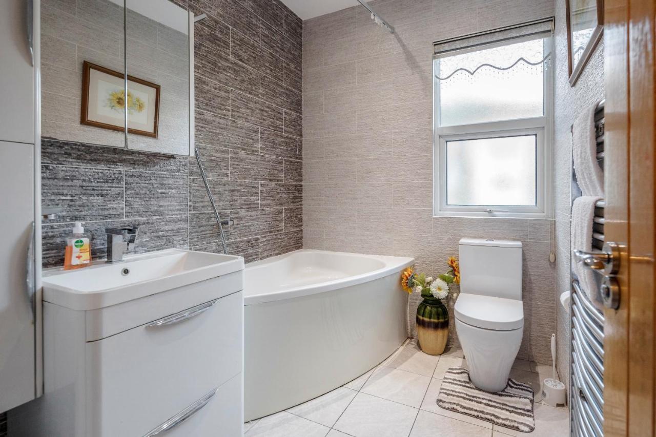 Entire Lovely Family Home With Parking, Wifi, Netflix, Self Check-In Londyn Zewnętrze zdjęcie