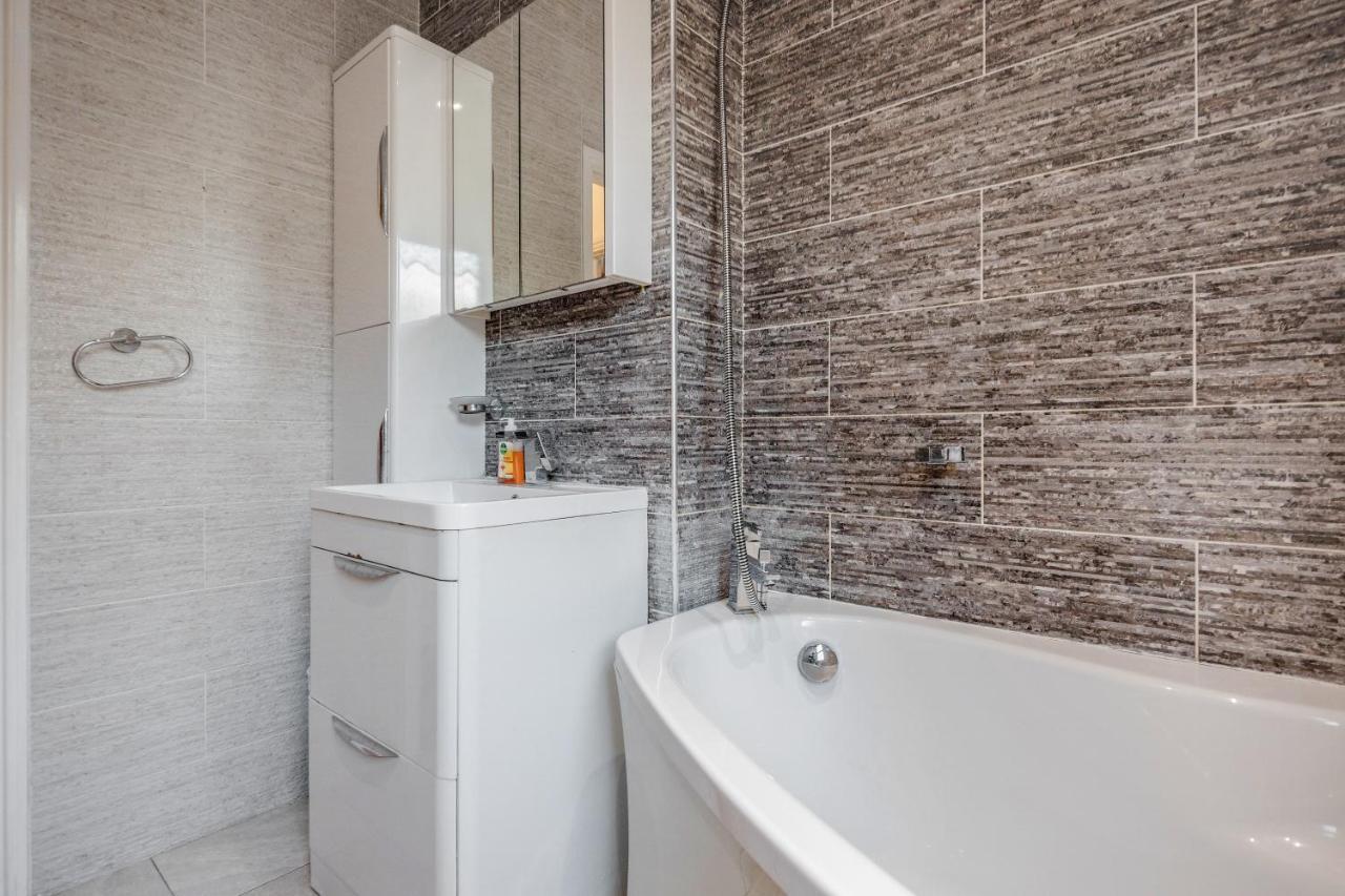 Entire Lovely Family Home With Parking, Wifi, Netflix, Self Check-In Londyn Zewnętrze zdjęcie