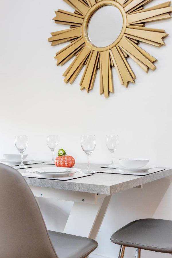 Entire Lovely Family Home With Parking, Wifi, Netflix, Self Check-In Londyn Zewnętrze zdjęcie